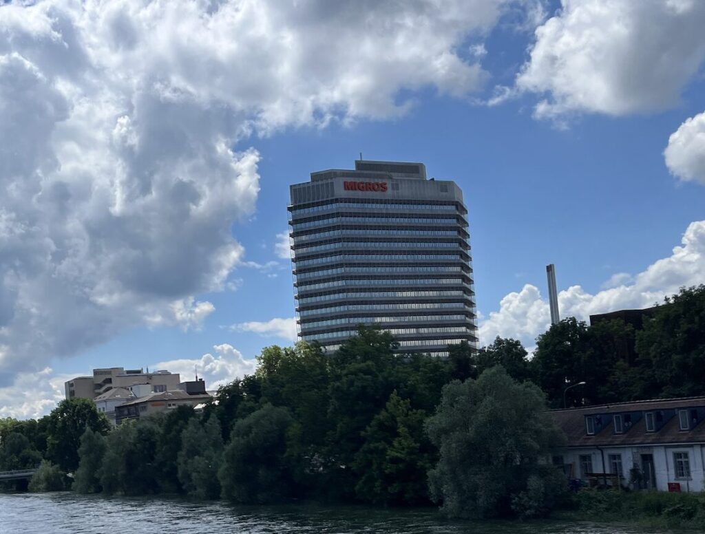 Migros is located from Super-Start-Upler on Tisch Ziehen – Inside Paradeplatz