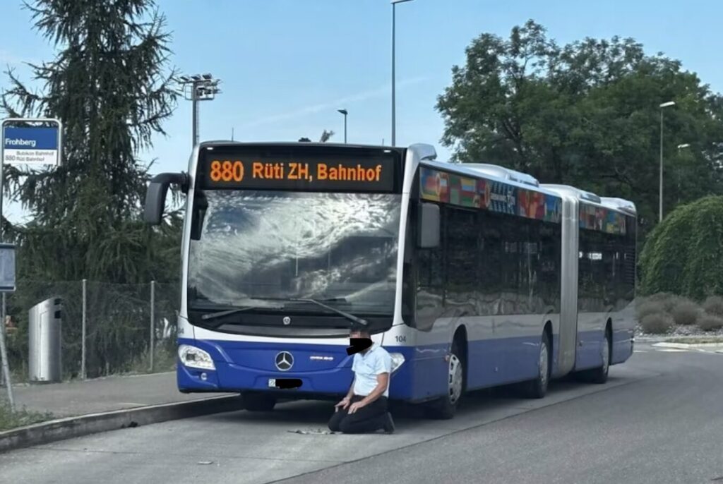 Moslem-Chauffeur-rollt-Gebetsteppich-aus-Verkehrsbetriebe-schweigen